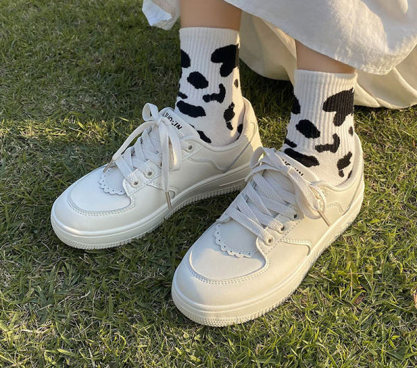 Γυναικεία  αθλητικά παπούτσια με κορδόνια και επίπεδη σόλα - λευκό χρώμα