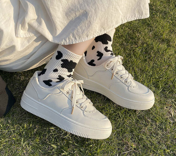 Γυναικεία  αθλητικά παπούτσια με κορδόνια και επίπεδη σόλα - λευκό χρώμα