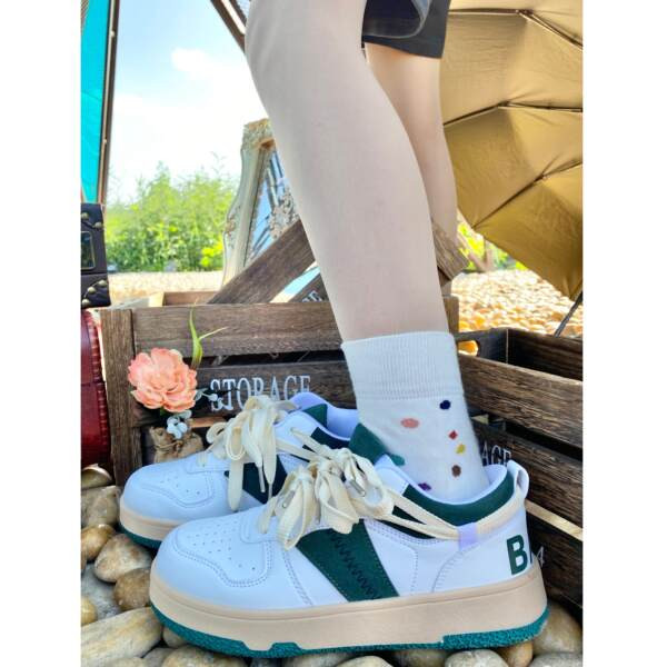 Γυναικεία αθλητικά παπούτσια με κορδόνια και επίπεδη σόλα - δύο χρώματα