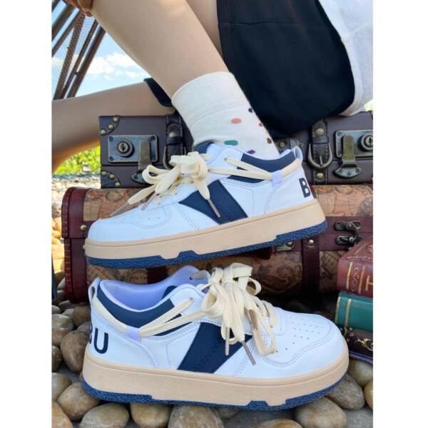 Γυναικεία αθλητικά παπούτσια με κορδόνια και επίπεδη σόλα - δύο χρώματα