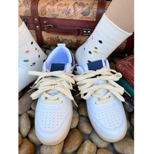 Γυναικεία αθλητικά παπούτσια με κορδόνια και επίπεδη σόλα - δύο χρώματα