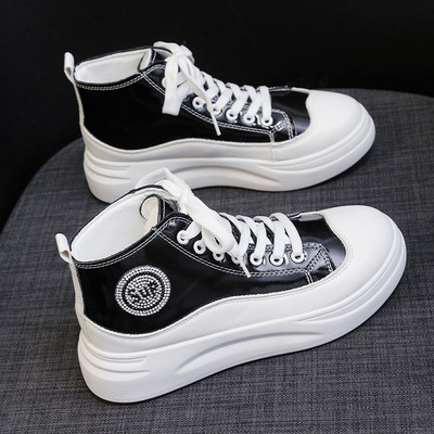 Σύγχρονα αθλητικά παπούτσια με διακοσμητικές πέτρες