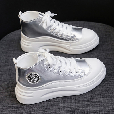 Σύγχρονα αθλητικά παπούτσια με διακοσμητικές πέτρες