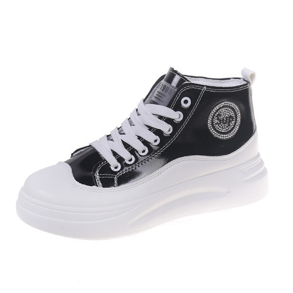 Σύγχρονα αθλητικά παπούτσια με διακοσμητικές πέτρες