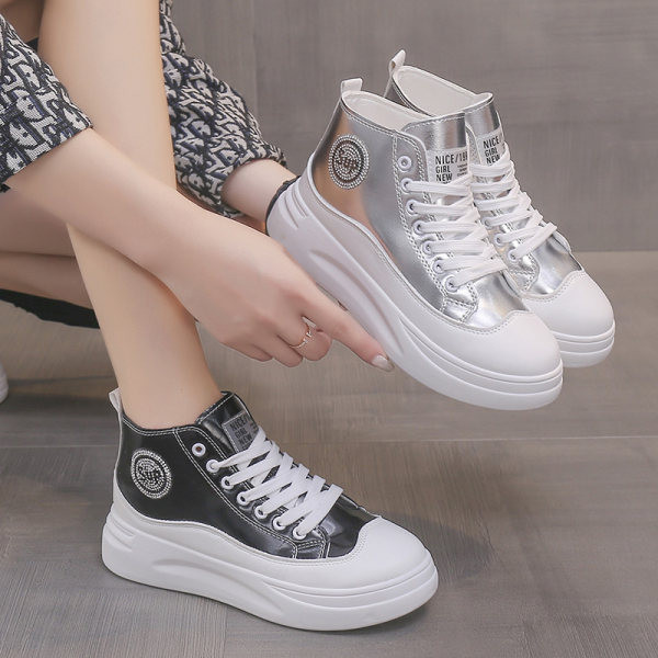 Σύγχρονα αθλητικά παπούτσια με διακοσμητικές πέτρες