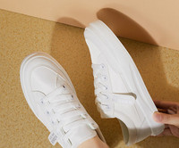 Γυναικεία αθλητικά παπούτσια με επιγραφή σε λευκό χρώμα