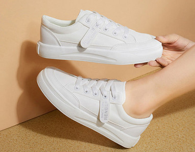 Γυναικεία αθλητικά παπούτσια με επιγραφή σε λευκό χρώμα