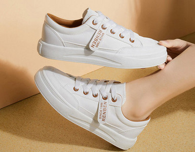 Γυναικεία αθλητικά παπούτσια με επιγραφή σε λευκό χρώμα