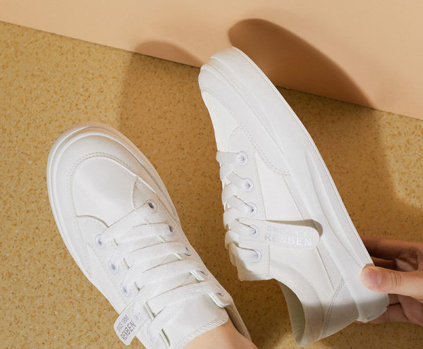 Γυναικεία αθλητικά παπούτσια με επιγραφή σε λευκό χρώμα