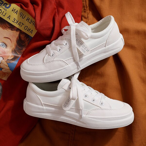 Γυναικεία αθλητικά παπούτσια με επιγραφή σε λευκό χρώμα