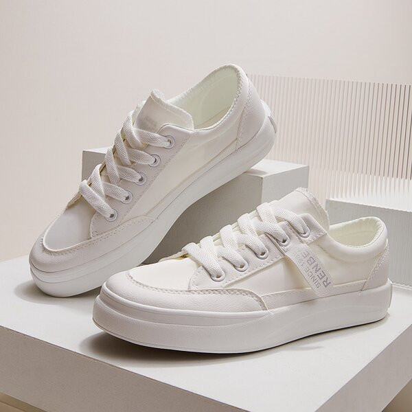 Γυναικεία αθλητικά παπούτσια με επιγραφή σε λευκό χρώμα