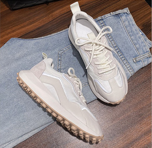 Γυναικεία αθλητικά παπούτσια  με κορδόνια σε δύο χρώματα κατάλληλα για το φθινόπωρο