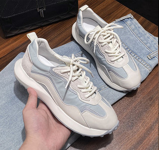 Γυναικεία αθλητικά παπούτσια  με κορδόνια σε δύο χρώματα κατάλληλα για το φθινόπωρο