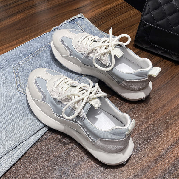 Γυναικεία αθλητικά παπούτσια  με κορδόνια σε δύο χρώματα κατάλληλα για το φθινόπωρο