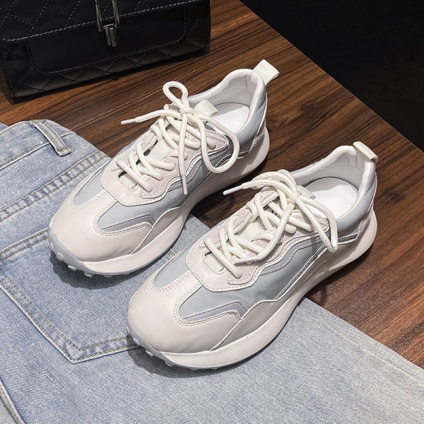 Γυναικεία αθλητικά παπούτσια  με κορδόνια σε δύο χρώματα κατάλληλα για το φθινόπωρο