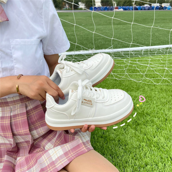 Γυναικεία μοντέρνα αθλητικά παπούτσια με κορδόνια σε λευκό χρώμα