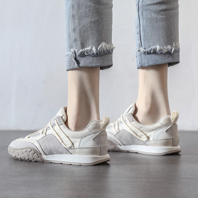 Κομψά γυναικεία αθλητικά παπούτσια με επίπεδη σόλα, στρογγυλεμένο μοντέλο