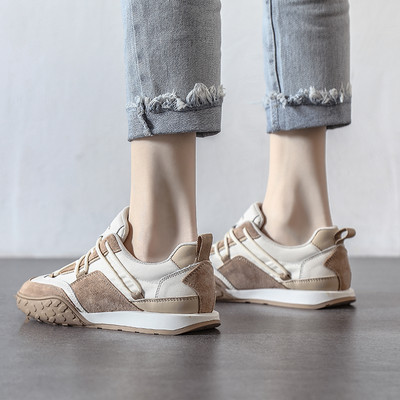 Κομψά γυναικεία αθλητικά παπούτσια με επίπεδη σόλα, στρογγυλεμένο μοντέλο