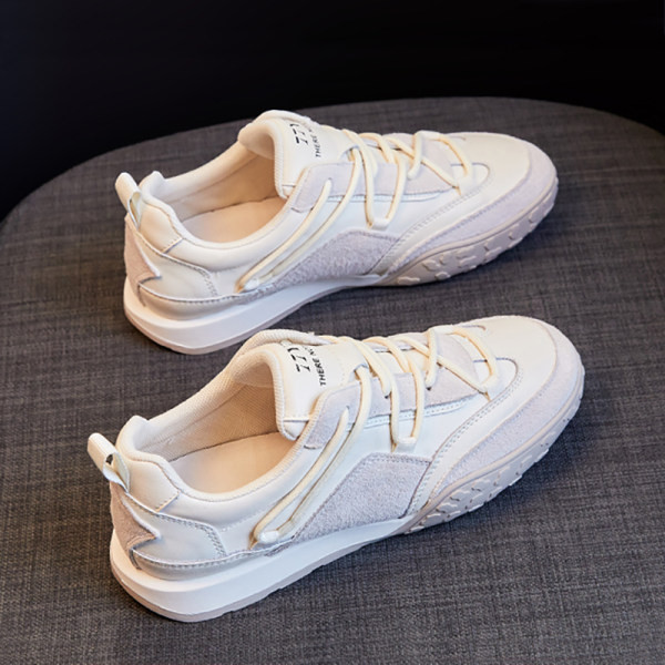 Κομψά γυναικεία αθλητικά παπούτσια με επίπεδη σόλα, στρογγυλεμένο μοντέλο