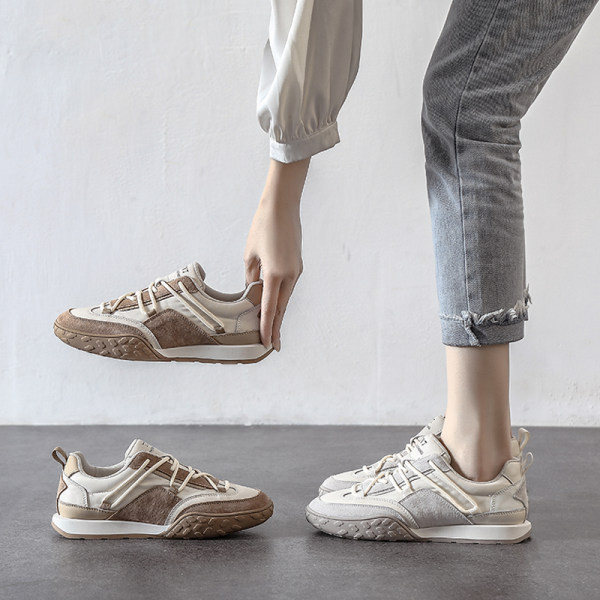 Κομψά γυναικεία αθλητικά παπούτσια με επίπεδη σόλα, στρογγυλεμένο μοντέλο