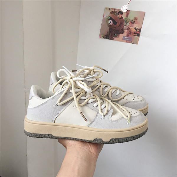 Γυναικεία αθλητικά παπούτσια από τεχνητό σουέντ σε τρία χρώματα