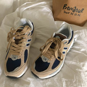 Κομψά γυναικεία αθλητικά παπούτσια από οικολογικό σουέτ με κορδόνια