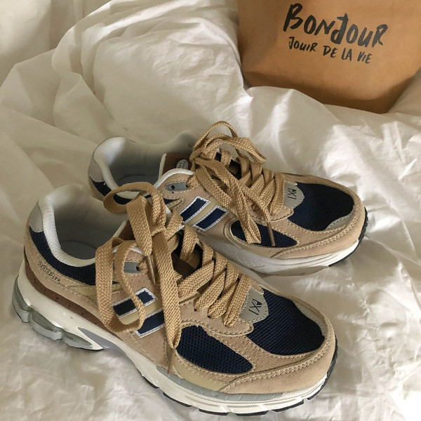 Κομψά γυναικεία αθλητικά παπούτσια από οικολογικό σουέτ με κορδόνια