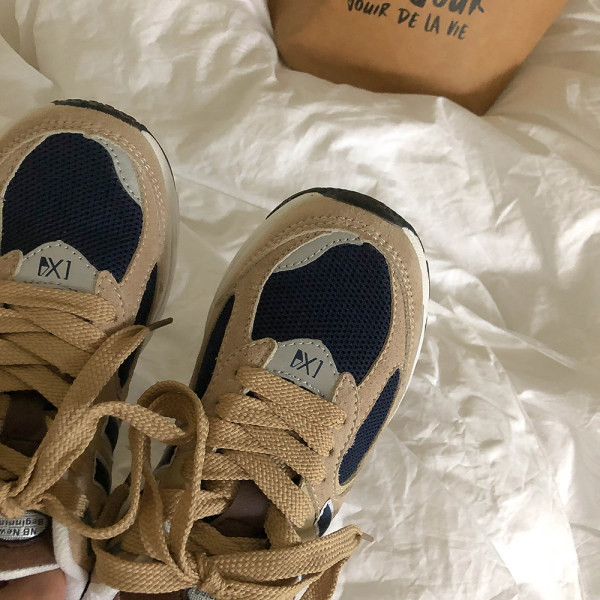 Κομψά γυναικεία αθλητικά παπούτσια από οικολογικό σουέτ με κορδόνια