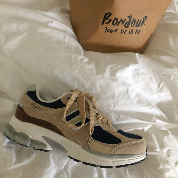 Κομψά γυναικεία αθλητικά παπούτσια από οικολογικό σουέτ με κορδόνια