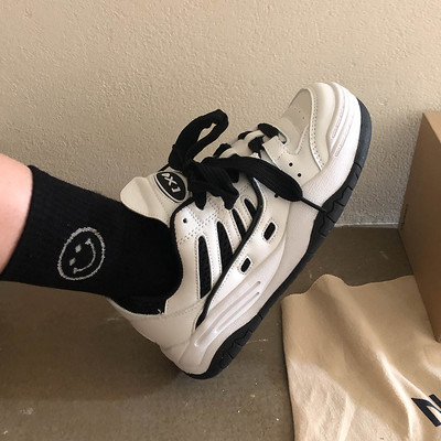 Model nou de adidași de damă în trei culori și talpă plată