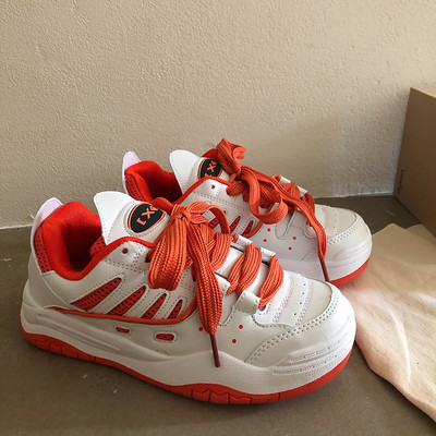 Model nou de adidași de damă în trei culori și talpă plată