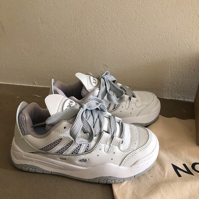 Model nou de adidași de damă în trei culori și talpă plată