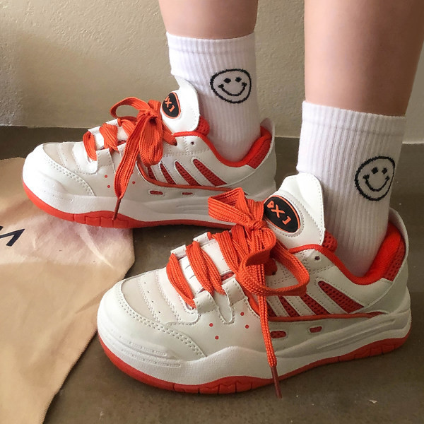 Model nou de adidași de damă în trei culori și talpă plată