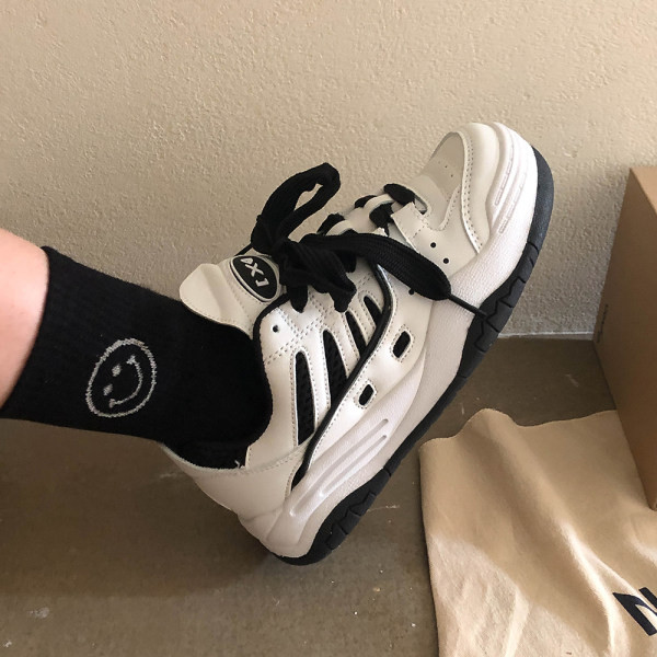 Model nou de adidași de damă în trei culori și talpă plată