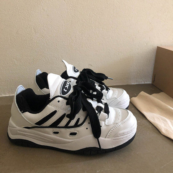 Model nou de adidași de damă în trei culori și talpă plată