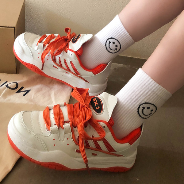 Model nou de adidași de damă în trei culori și talpă plată