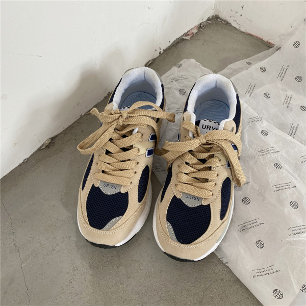 Γυναικεία αθλητικά παπούτσια με κορδόνια σε μπεζ χρώμα