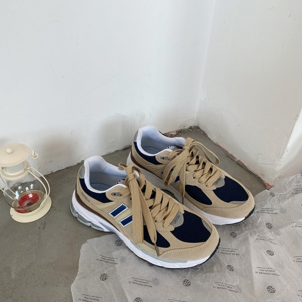 Γυναικεία αθλητικά παπούτσια με κορδόνια σε μπεζ χρώμα