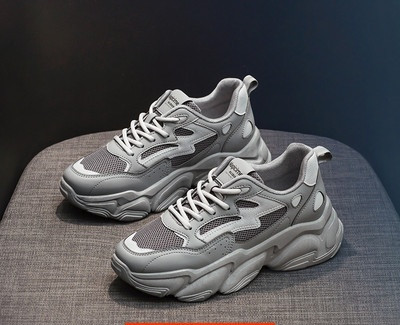 Ženske tenisice s grubim potplatom i vezicama