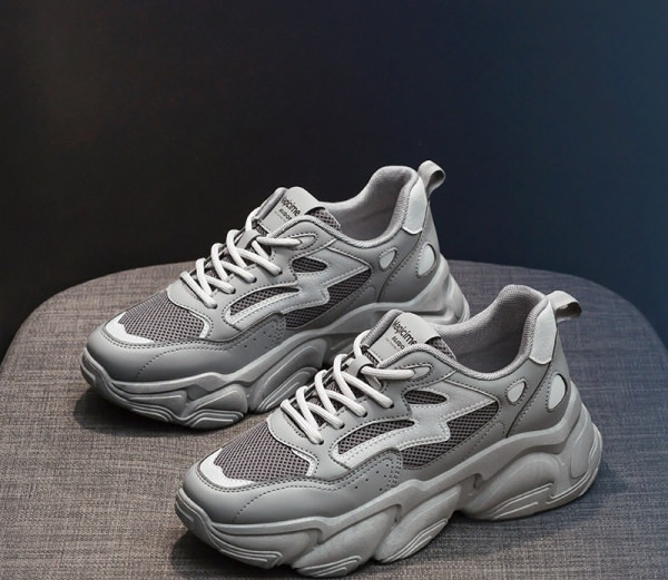 Ženske tenisice s grubim potplatom i vezicama