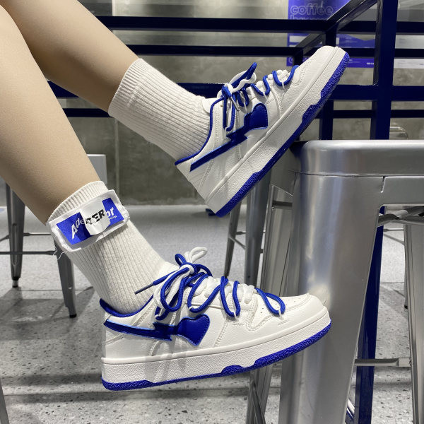 Adidasi de dama cu sireturi albastre si talpa plata