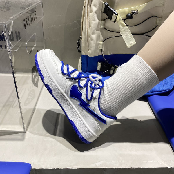 Adidasi de dama cu sireturi albastre si talpa plata