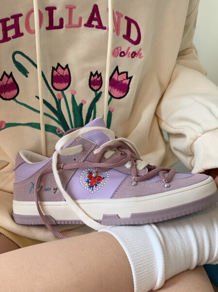 Ženske tenisice s vezom i kamenčićima