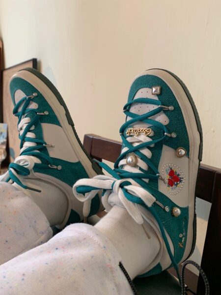 Ženske tenisice s vezom i kamenčićima