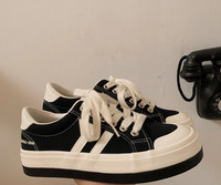 Γυναικεία αθλητικά παπούτσια με κορδόνια και επίπεδη σόλα σε μαύρο χρώμα