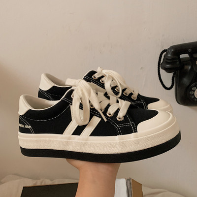 Γυναικεία αθλητικά παπούτσια με κορδόνια και επίπεδη σόλα σε μαύρο χρώμα