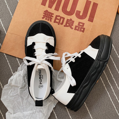 Γυναικεία αθλητικά παπούτσια με κορδόνια και επίπεδη σόλα σε μαύρο χρώμα