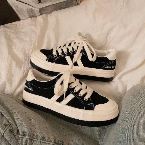 Γυναικεία αθλητικά παπούτσια με κορδόνια και επίπεδη σόλα σε μαύρο χρώμα