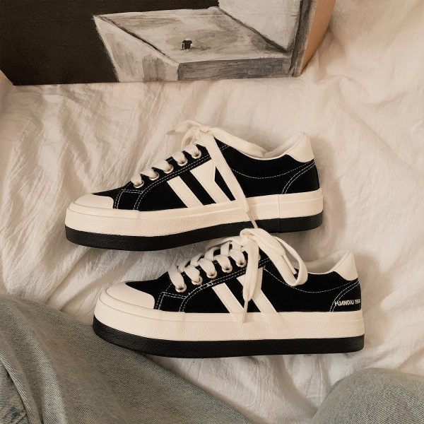 Γυναικεία αθλητικά παπούτσια με κορδόνια και επίπεδη σόλα σε μαύρο χρώμα