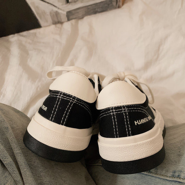 Γυναικεία αθλητικά παπούτσια με κορδόνια και επίπεδη σόλα σε μαύρο χρώμα